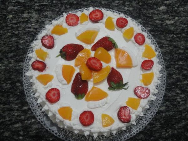 BOLO  CREME  COM  FRUTAS.