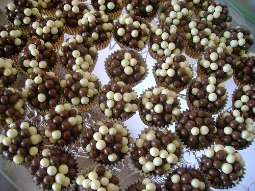 Brigadeiro com flocos branco e preto.