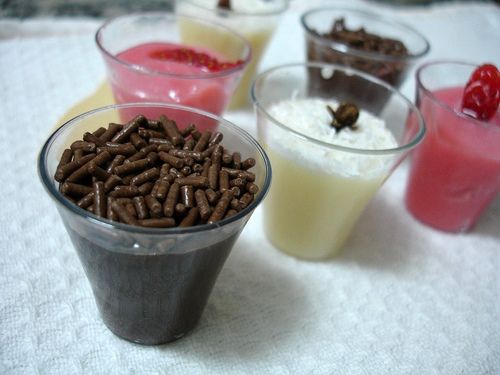 brigadeiros,  beijinho e bicho  de pé  no  copinho.