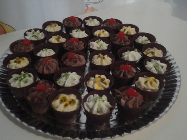 COPINHOS   DE  CHOCOLATE  AO   LEITE.